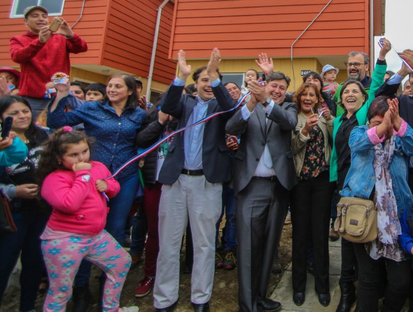 Ministra entrega 123 viviendas en Quellón
