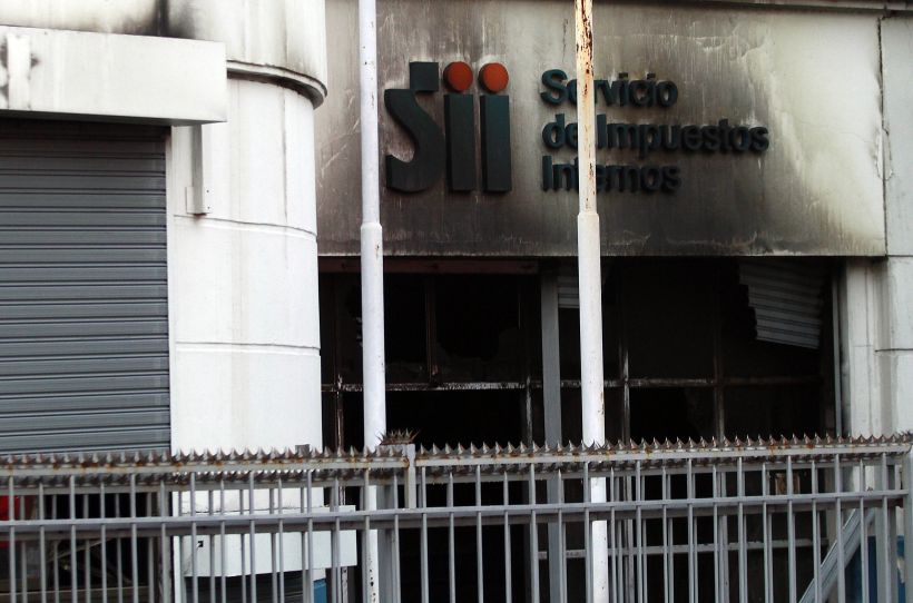 Investigan posible ataque incendiario a oficina del SII en la comuna de Maipú