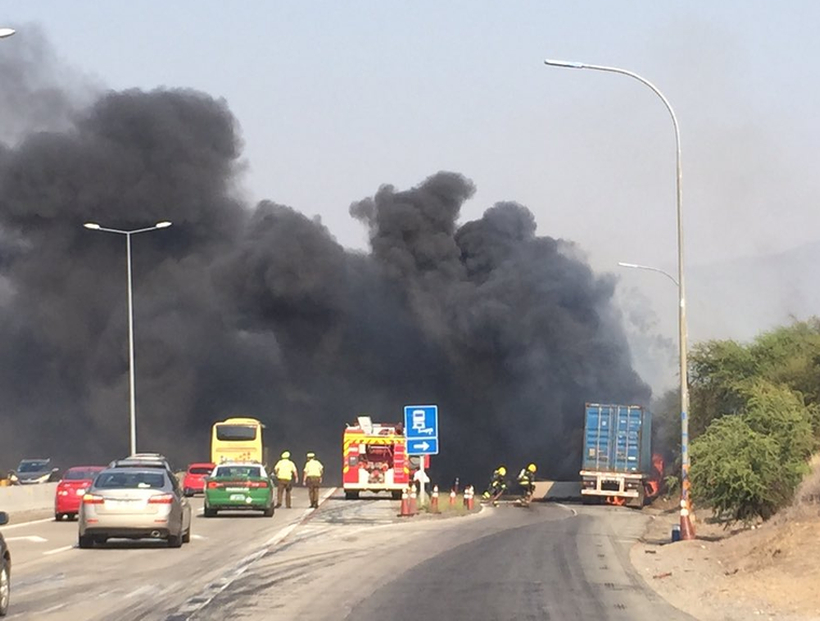 Choque de camión provocó incendio de pastizales en la Ruta 68 en Curacaví