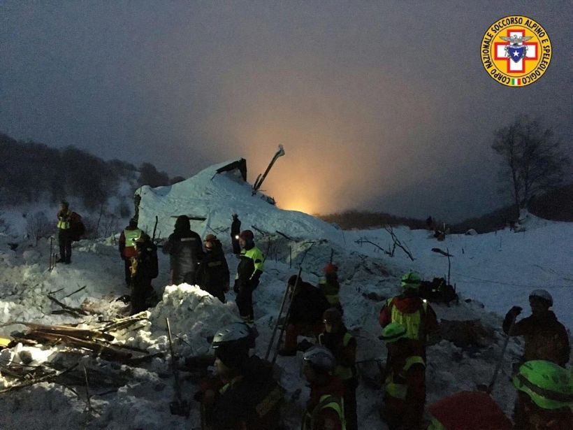 Suben a 14 los fallecidos tras alud que sepultó hotel en Italia