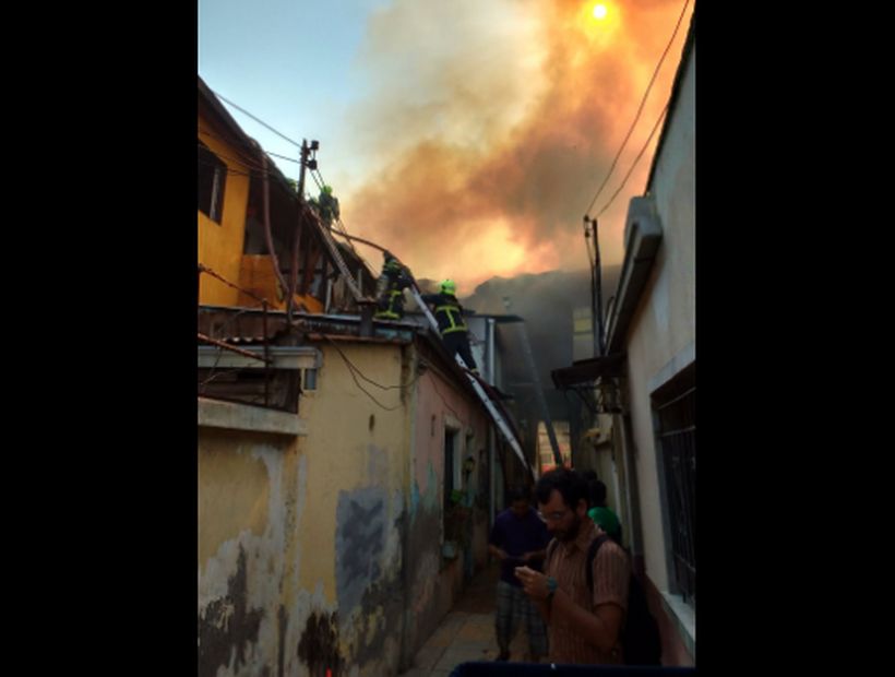 Al menos 14 carros de Bomberos concurrieron a un incendio en el Barrio Yungay