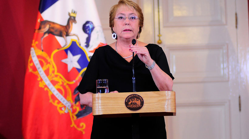 Bachelet se reúne con inteligencia de las FF.AA. y policías para conocer antecedentes del origen de los incendios