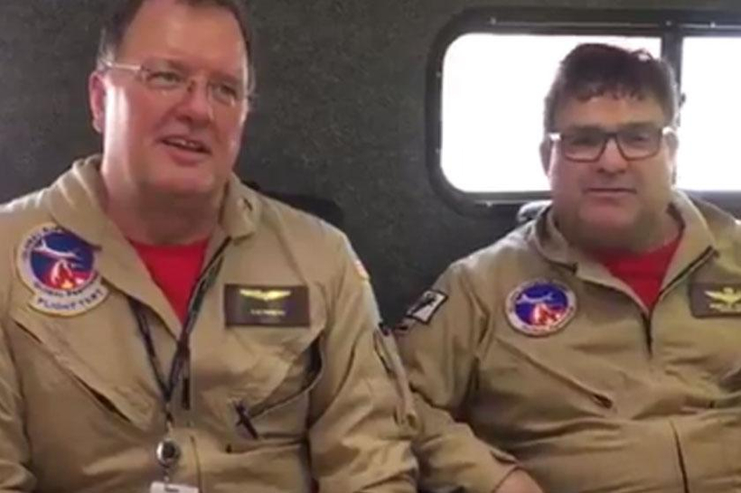 Pilotos del SuperTanker a los bomberos que combaten los incendios: 