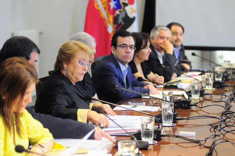 Bachelet encabeza consejo de gabinete por incendios forestales