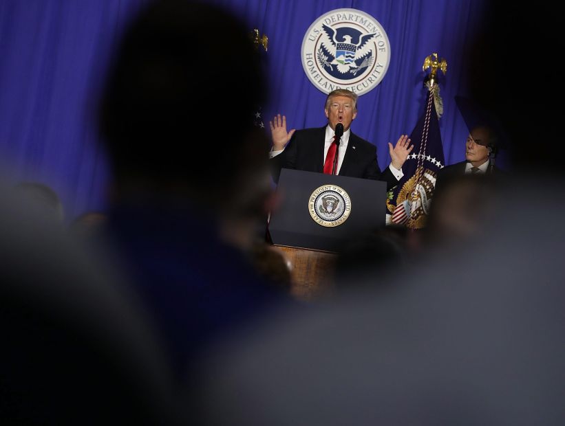 Varios refugiados detenidos en aeropuertos de EE.UU. tras la orden de Trump