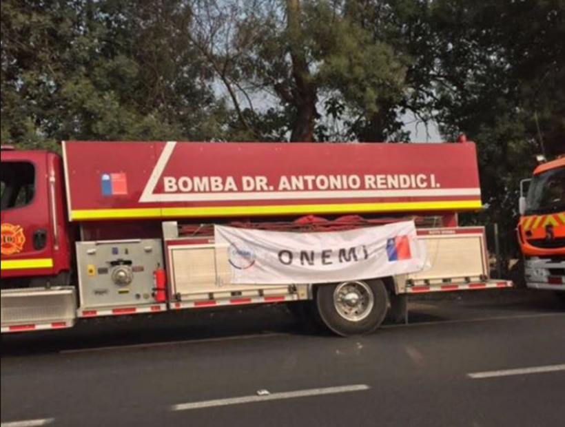 Bomberos de Antofagasta estuvieron detenidos por 2 horas para sólo tomarles fotos con el logo de la Onemi Bomberos de Antofagasta estuvieron detenidos por 2 horas para sólo tomarles fotos con el logo de la Onemi