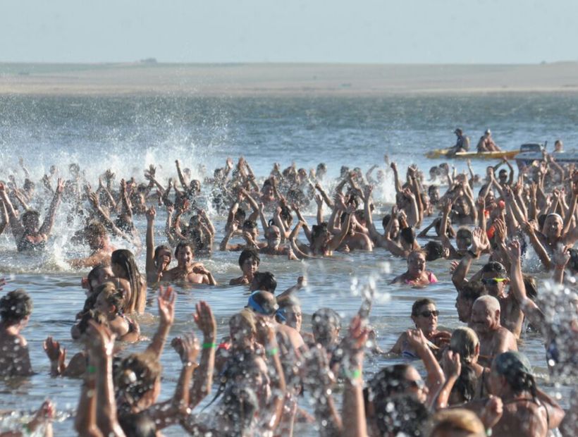 Una localidad argentina batió el Récord Guinness de personas flotando en un lago