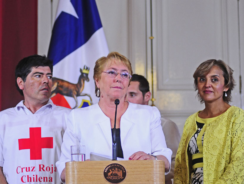 Bachelet instruyó que se acelere la entrega de beneficios a las familias afectadas por los incendios