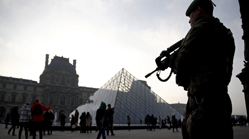 Un soldado le disparó a un hombre que intentó atacarlo en el Museo del Louvre
