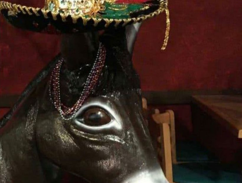 Una mujer se cayó de la estatua de un burro en un restaurante y demandó al local