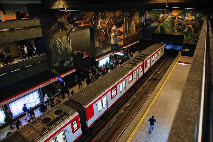 Investigan mensaje en vagón de Metro Santiago que advierte atentado 