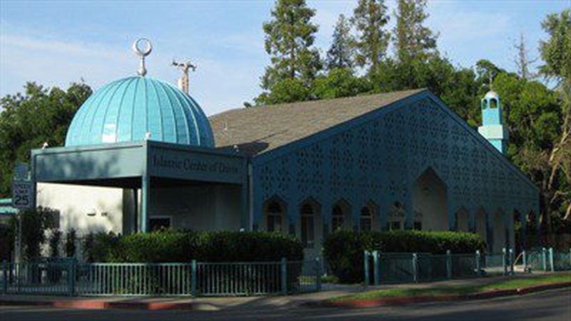 Detuvieron a mujer que atacó Mezquita en California: rompió ventanas y colgó tocino en las puertas