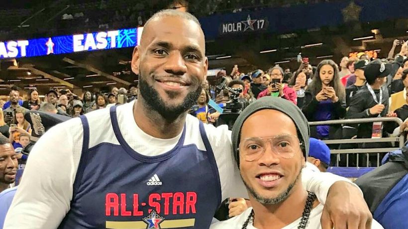 Constelación de cracks: LeBron James le regaló su camiseta a Ronaldinho