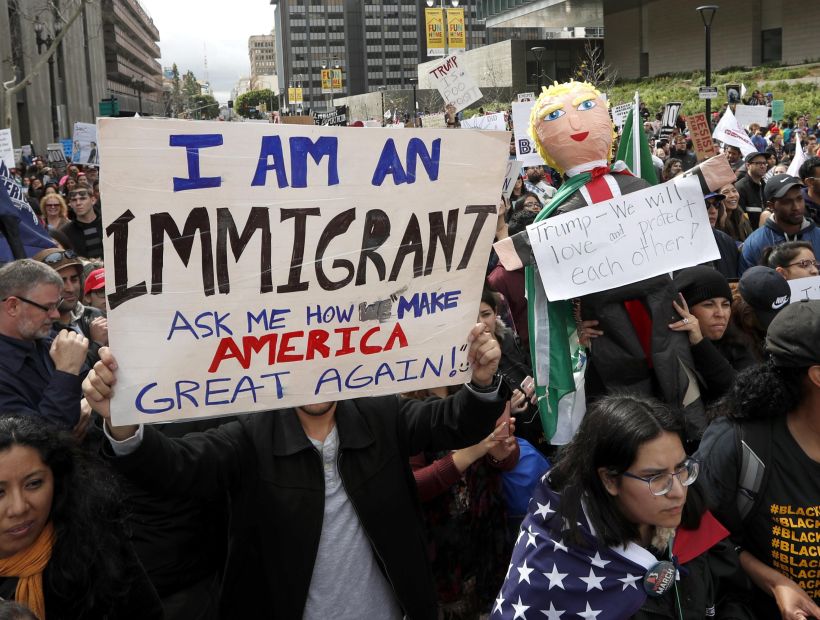 Miles de personas salieron a protestar contra políticas migratorias de Trump en EE.UU