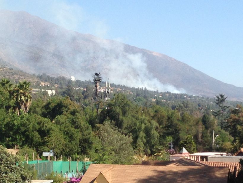 Un incendio forestal afecta las cercanías de la Universidad Adolfo Ibáñez