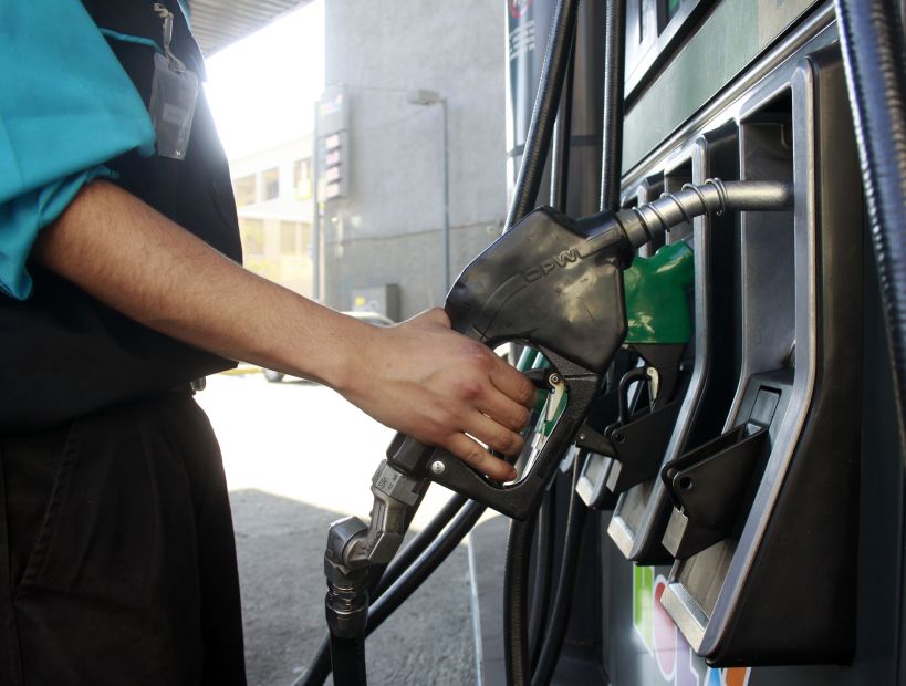 Las bencinas bajarán hasta $5,5 por litro desde mañana