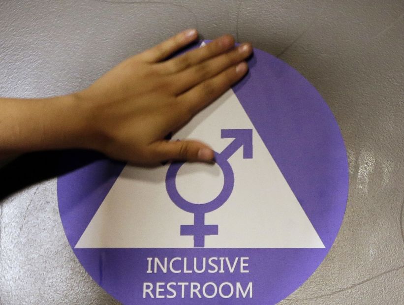 Trump anuló una norma que permitía a transexuales elegir baño en las escuelas