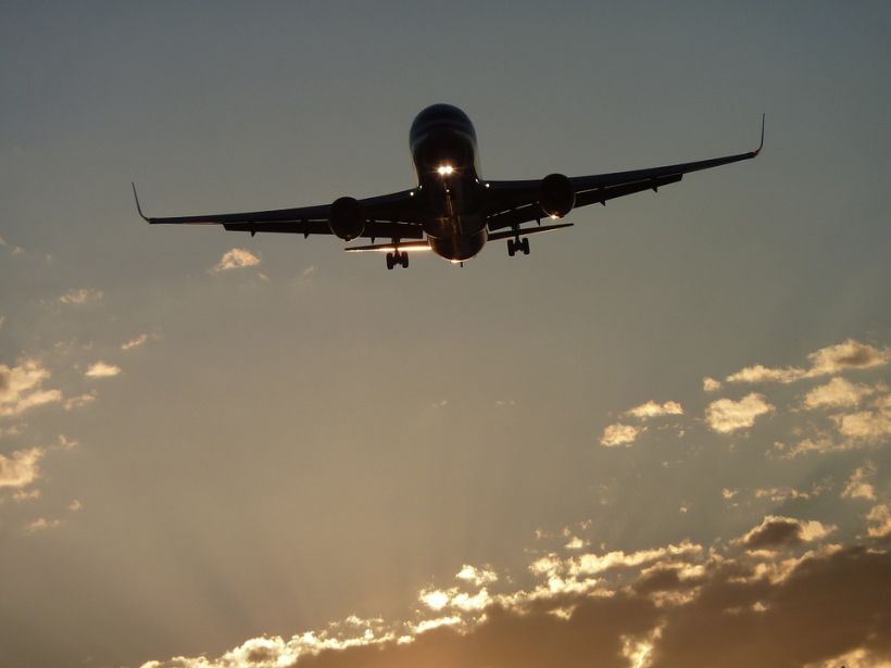 Cada vez lo chilenos viajan más: vuelos al extranjero viven alza histórica