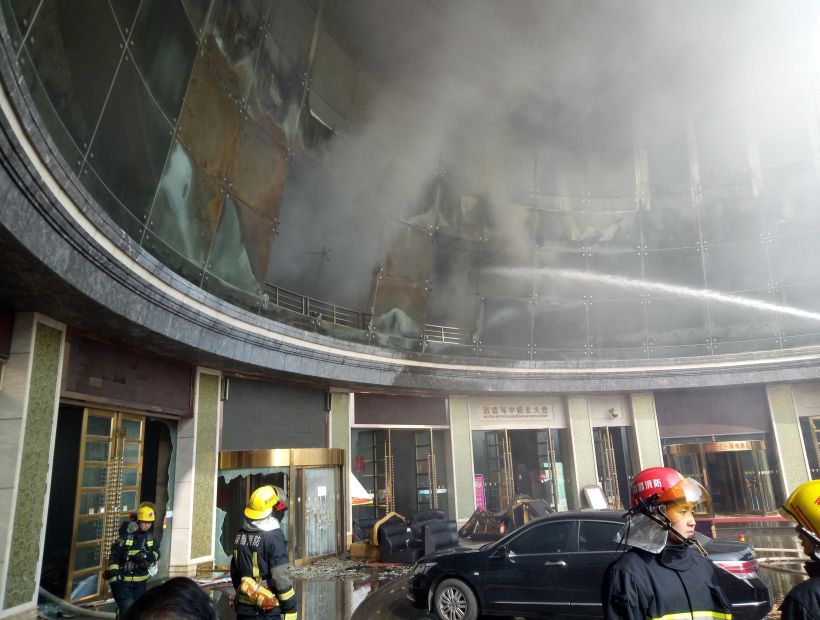 Incendio en hotel de China dejó al menos diez muertos
