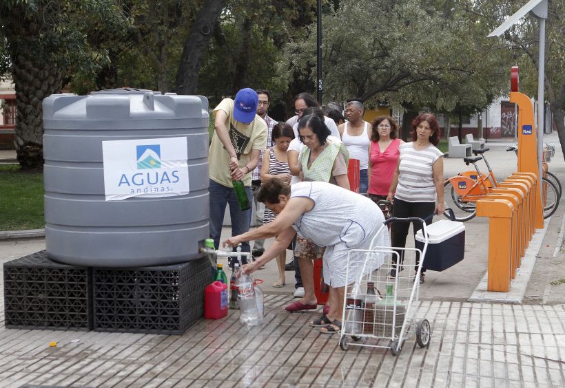 Suspenden clases en las comunas sin agua de la Región Metropolitana