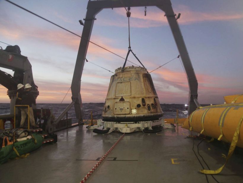 SpaceX anunció que enviará a dos turistas alrededor de la Luna