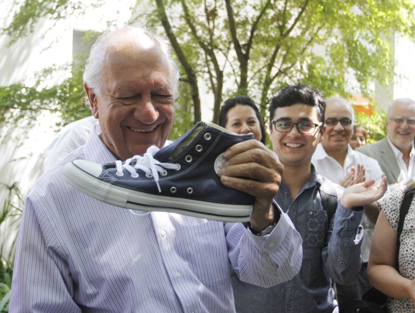 Juventud PPD le regaló unas zapatillas a Ricardo Lagos en su cumpleaños 79