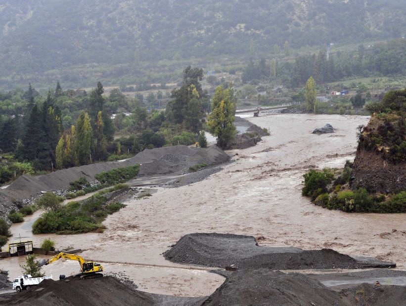 Carabineros restringió el paso de turistas en San José de Maipo por posibles lluvias en la cordillera