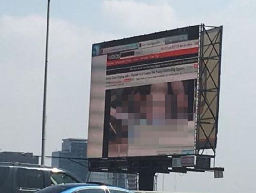 Escándalo en México: mostraron una película porno en la pantalla publicitaria de una autopista