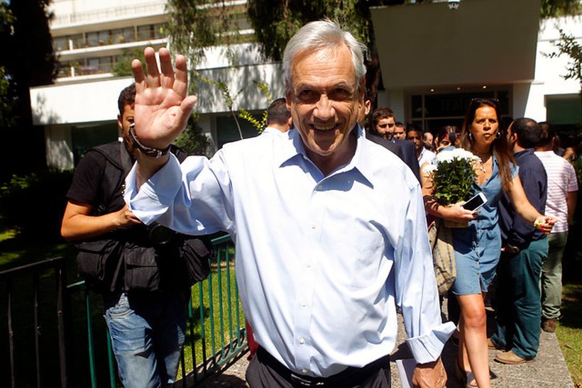 Aunque mayoría cree que Piñera sí sabía de sus negocios, sigue liderando intención de voto
