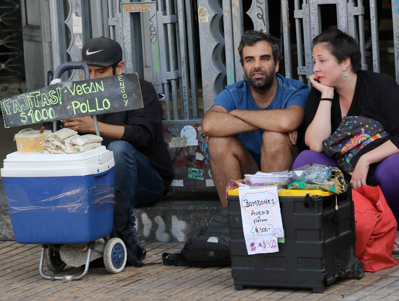 Las dos caras del comercio alrededor de la Plaza Aníbal Pinto de Valparaíso