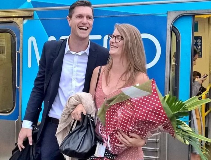 Romántica propuesta de matrimonio en el metro de Australia