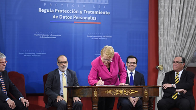 Presidenta firmó el proyecto de ley que regula la protección y tratamiento de datos personales