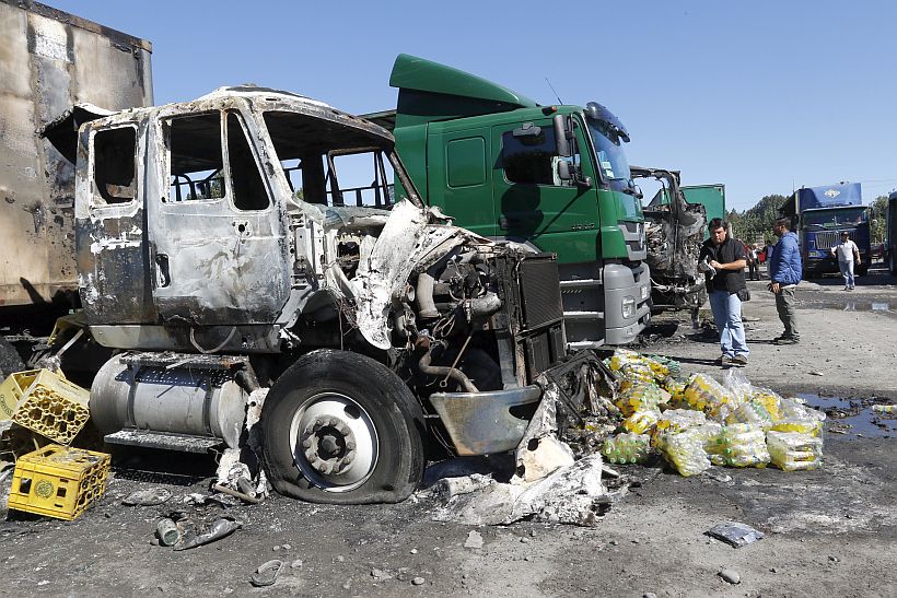 La Fiscalía investiga como "delito común" el ataque incendiario a 17 camiones en Temuco La Fiscalía investiga como "delito común" el ataque incendiario a 17 camiones en Temuco