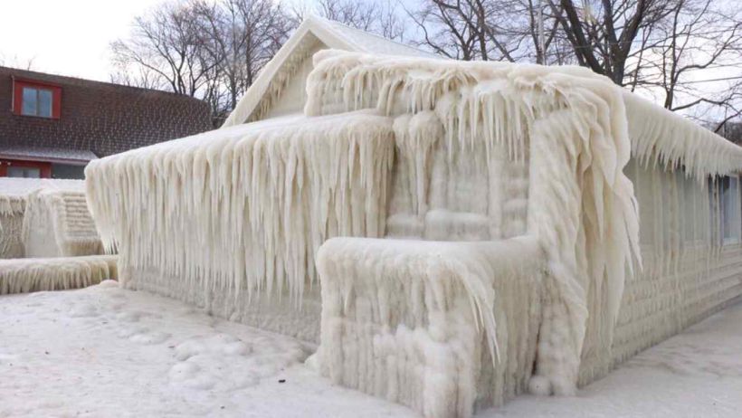 La impresionante imagen de una casa que quedó completamente cubierta por el hielo