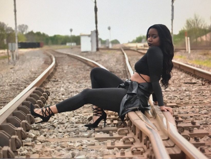 Modelo murió arrollada por un tren mientras posaba para una sesión de fotos