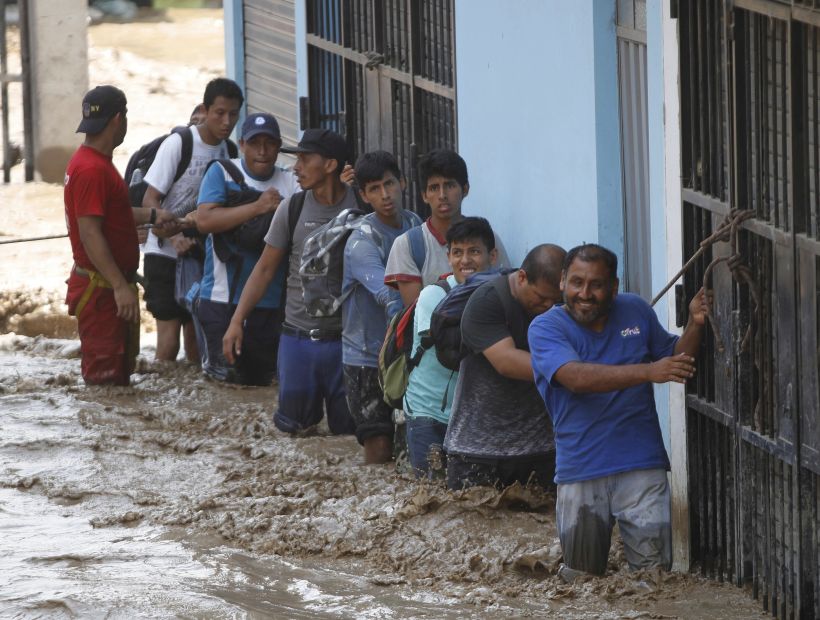 Subió a 75 muertos y 100.000 damnificados las víctimas de inundaciones en Perú