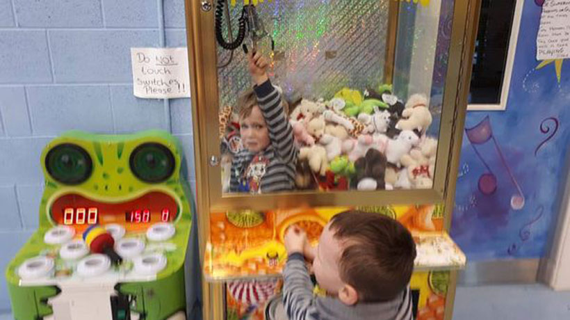 Niño quedó atrapado tras ingresar a una máquina de peluches