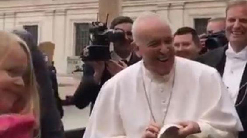 Una niña le robó el gorro al Papa Francisco