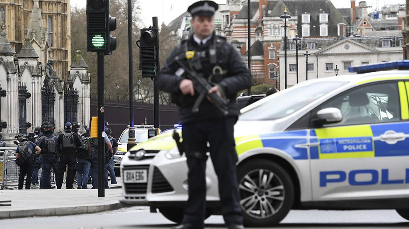 Policía de Londres catalogó el tiroteo fuera del Parlamento y el ataque a un policía como un acto terrorista