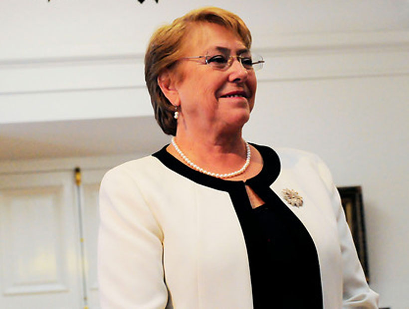 Bachelet defendió las reformas tras críticas de Piñera: 
