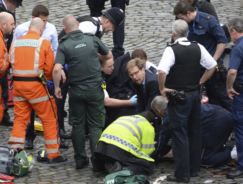 Legislador británico se convirtió en héroe por ayudar a un herido tras el atentado