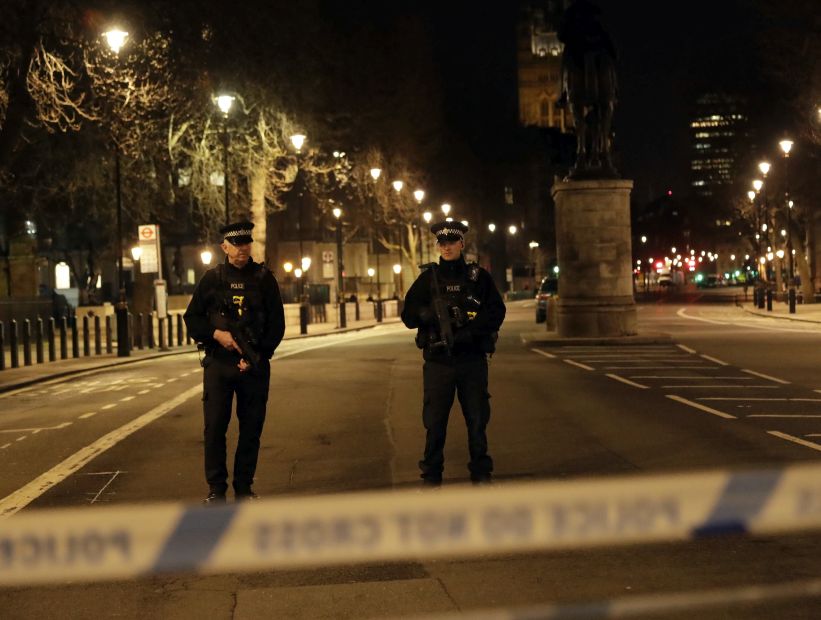 Parlamento británico suspende sesiones después de escucharse tiroteo