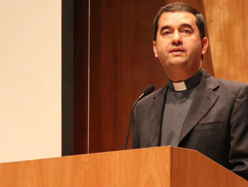 Cristián Roncagliolo es el nuevo obispo auxiliar de Santiago