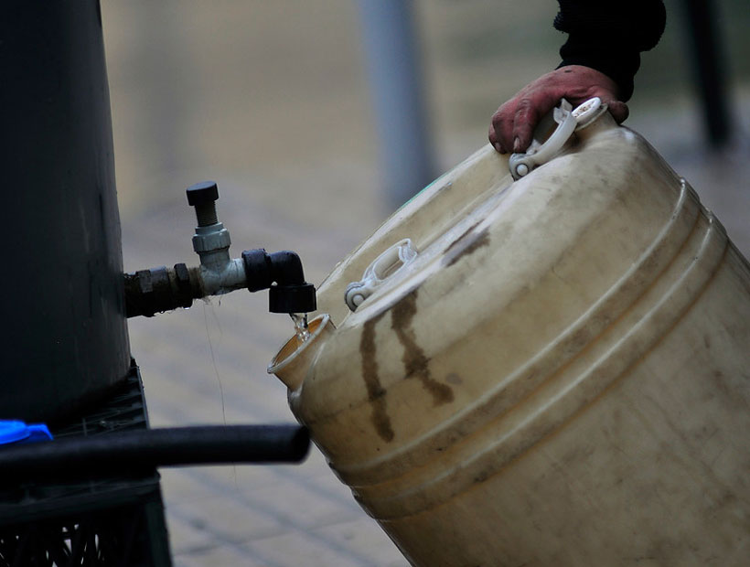 Empresa de agua potable se declaró en alerta por derrame de petróleo en el río Mapocho