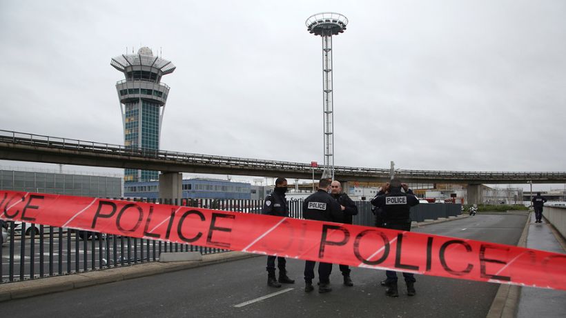 Arrestaron a dos supuestos cómplices del agresor del aeropuerto de Francia