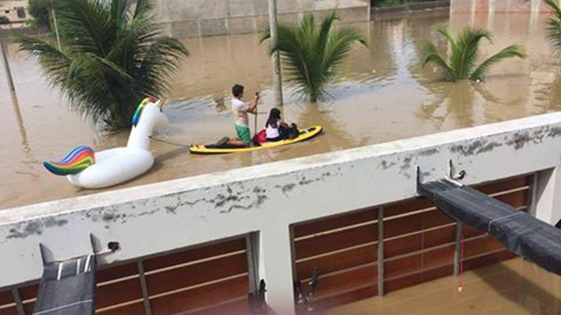 Peruano rescata a afectados por inundaciones con una tabla de surf y un unicornio inflable