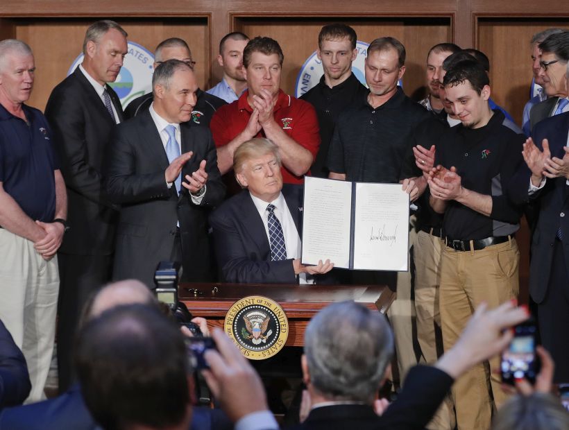 Trump firma una orden para empezar a desmantelar el legado climático de Obama