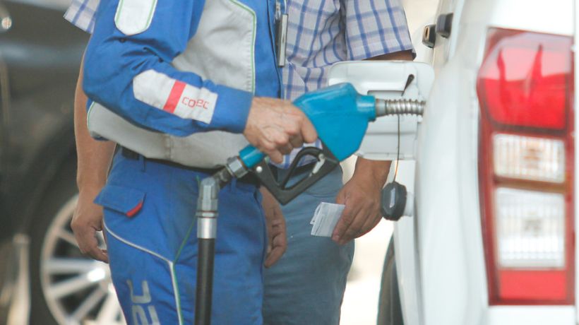 A partir de mañana los precios de los combustibles bajarán $5,6 por litro