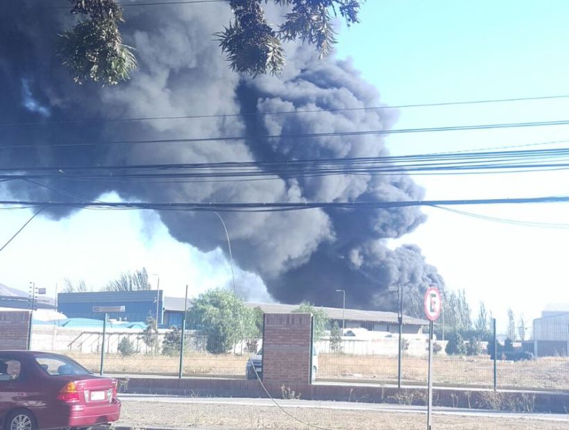 Incendio afecta a una fábrica en Maipú