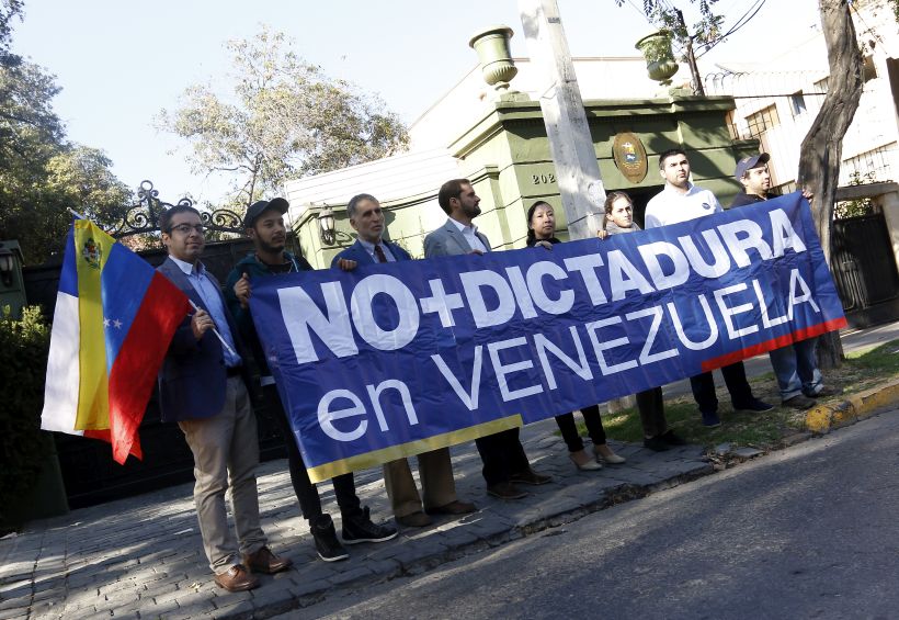 Diputados protestaron por la crisis en Venezuela y entregaron una carta a la embajada